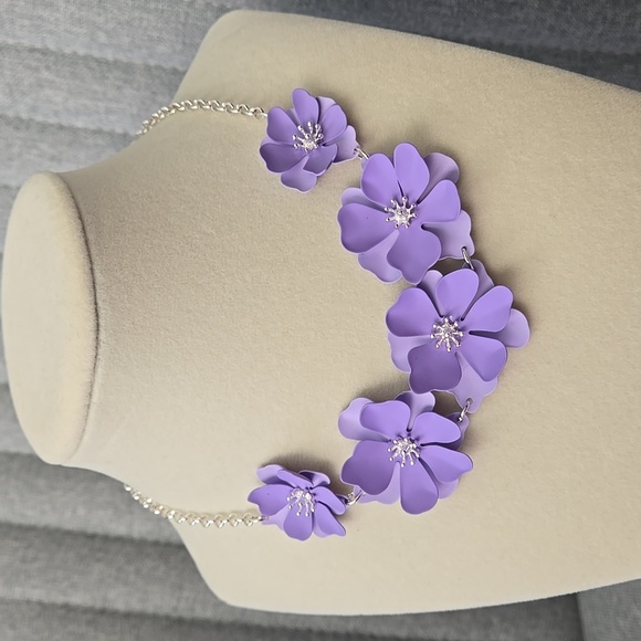 Liz Claiborne Bloom Necklace In Lavender Flower, NWOT - Picture 12 of 14
